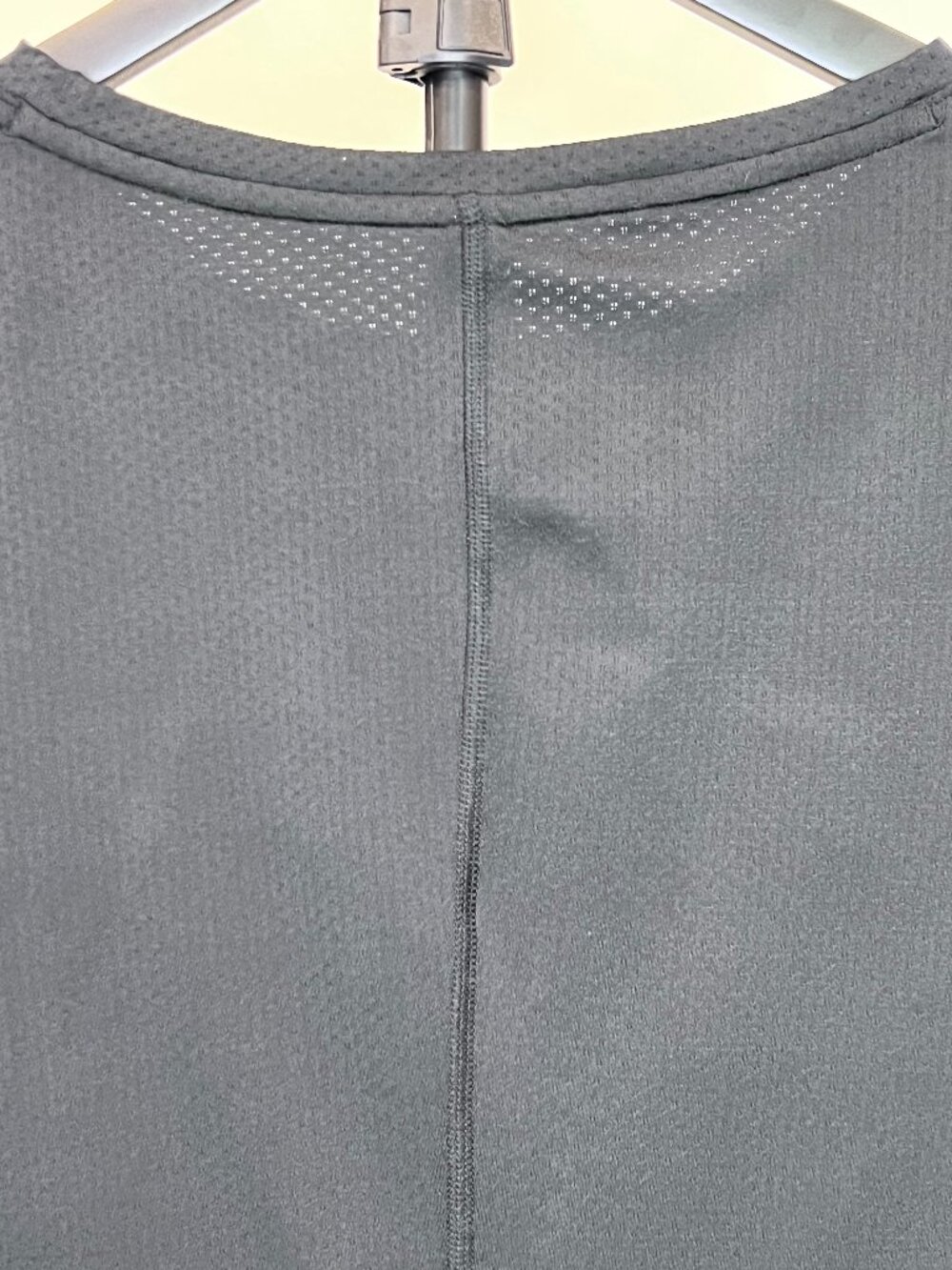 'Under Armour' HeatGear Fitted Pinhole Mesh Athletic Tee Black - Size M - Picture 6 of 7